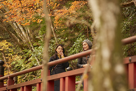 在红枫林旅游拍照的外国美女和日本美女图片