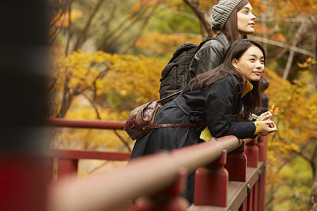 在红枫林旅游拍照的外国美女和日本美女图片