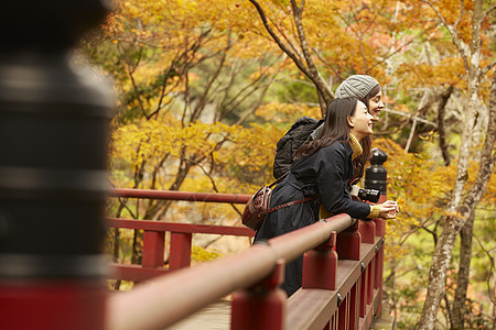 一起旅游看风景的两位美女图片