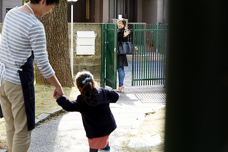 挥手离去背影图片