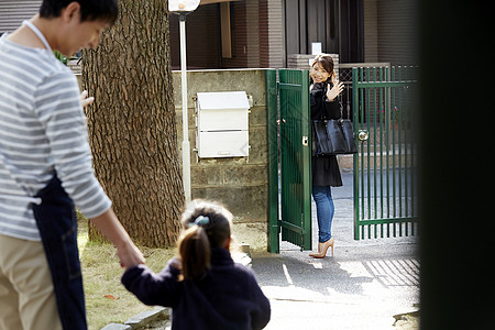 挥手离去背影图片