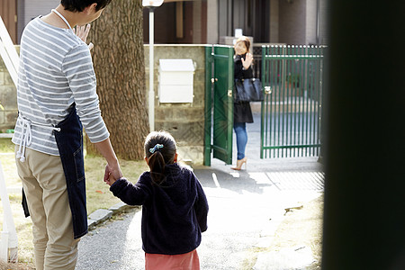 挥手离去背影图片