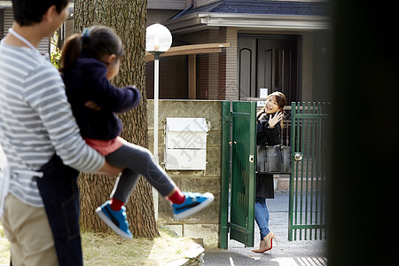 挥手离去背影图片