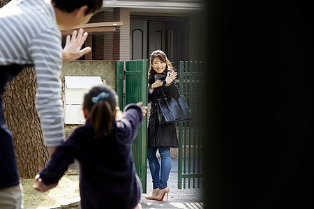 挥手离去背影图片