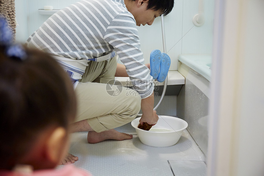 爸爸正在卫生间刷儿童鞋图片