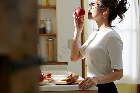 在窗边料理台制作午饭的女人图片