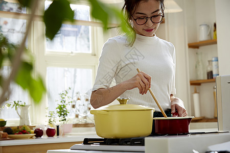 居家美女正在烹饪美食图片