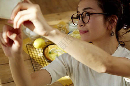 时尚美女正在和美食自拍图片