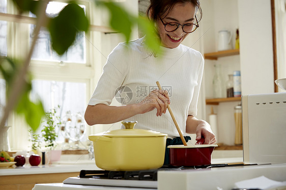 居家美女正在烹饪美食图片