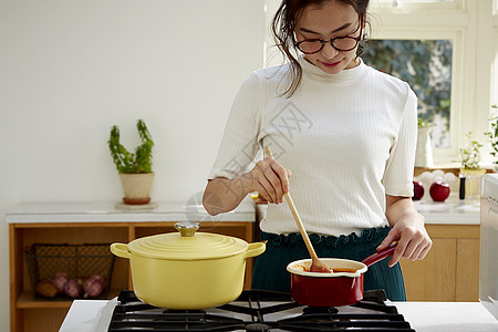 居家美女正在烹饪美食图片