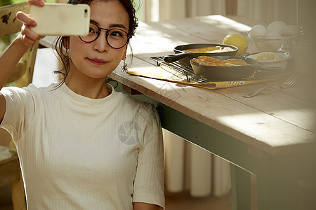 用手机和美食合影的时髦美女图片