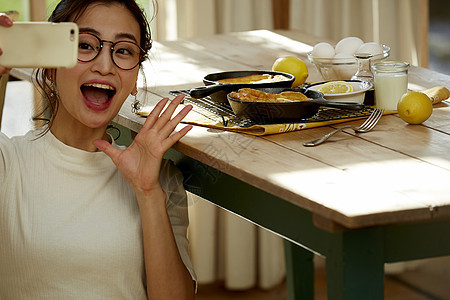 在和美食自拍的漂亮美女图片