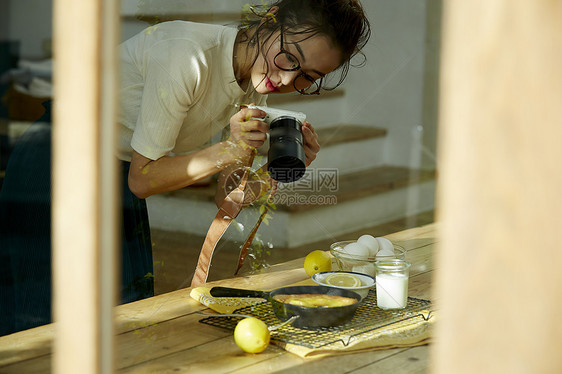 在拍摄美食的时髦美女图片