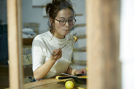 在品尝美食的美女图片