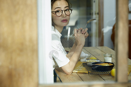 年轻女人品尝美食图片