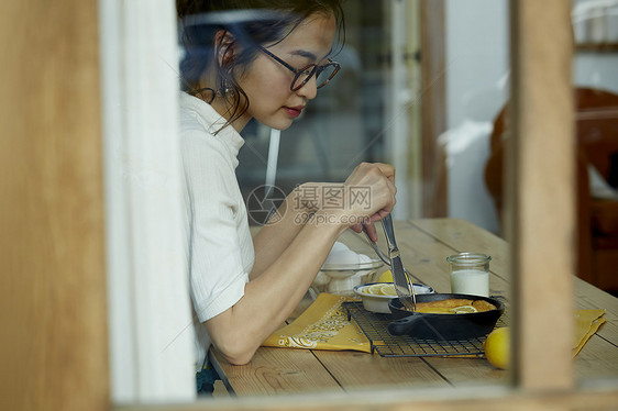 年轻女人品尝美食图片