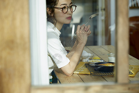 年轻女人品尝美食图片