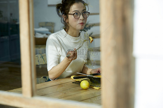 年轻女人品尝美食图片