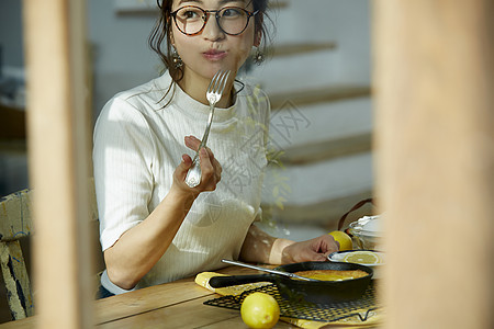 年轻女人品尝美食图片