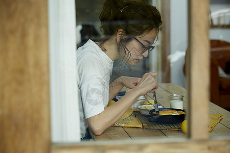 年轻女人品尝美食图片