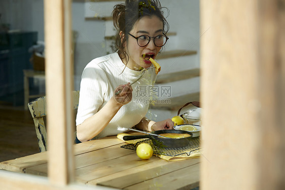 年轻女人品尝美食图片