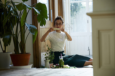 女青年拍摄分享自制美食图片