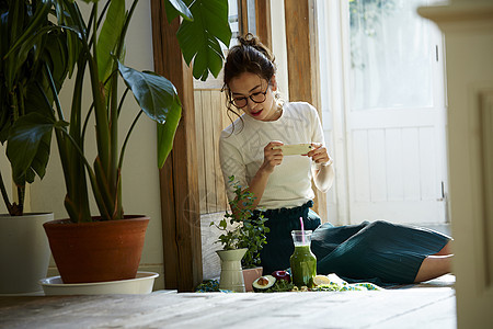 女青年拍摄分享自制美食图片