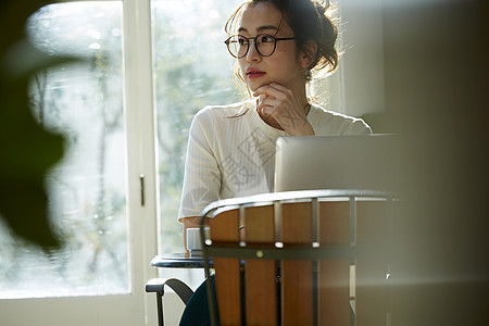 女人一个人居家办公图片