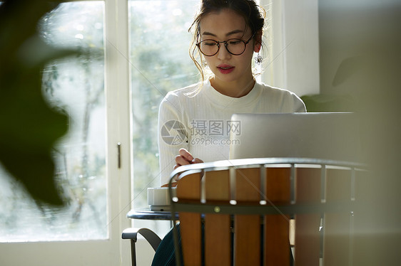 女人一个人居家办公图片