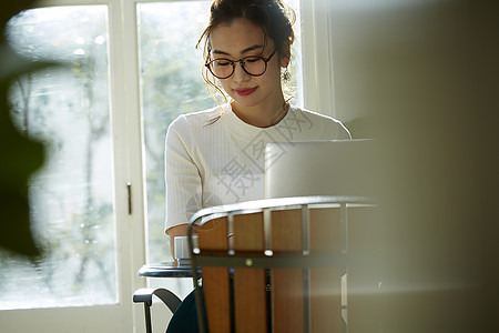 女人一个人居家办公图片