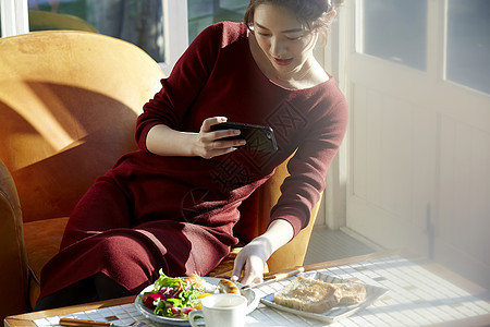 女孩手机拍照分享自制健康早餐图片