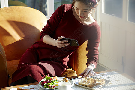 女孩手机拍照分享自制健康早餐图片
