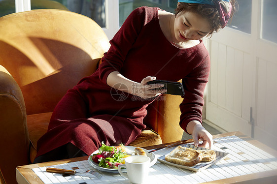 给自制减肥美食拍照的美女图片