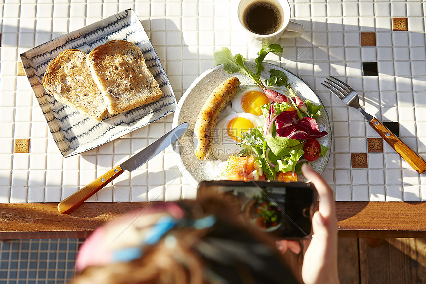 给自制美食拍照的美女