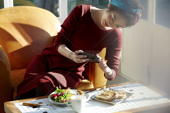 给自制减肥美食拍照的美女图片