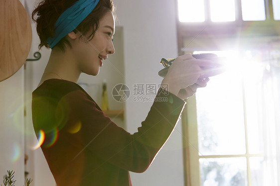 坐在料理台上看着刚刚做好的饭微笑的女人图片