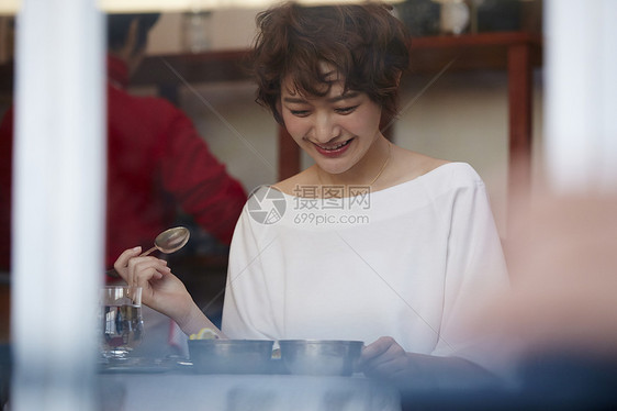 年轻的女孩餐厅生活资料咖啡馆形象图片