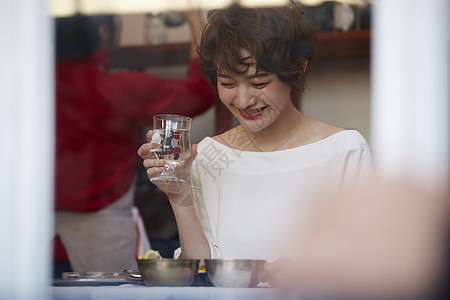 女孩在咖啡店享受美食图片