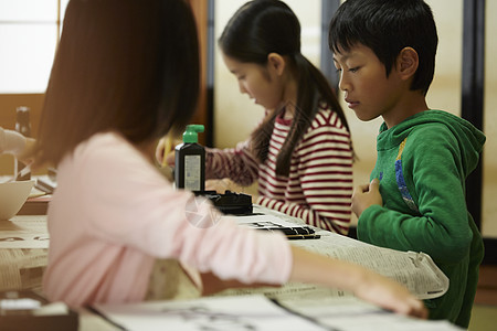 在书法教室学生们联系书法图片