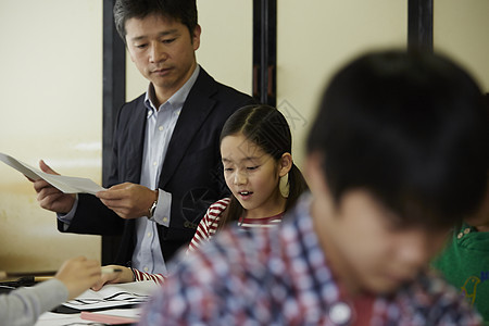 在书法教室老师指导学生们联系书法图片