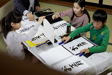 在书法教室老师指导学生们联系书法背景图片