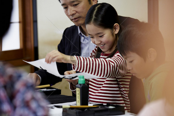 在书法教室老师指导学生们练习书法图片