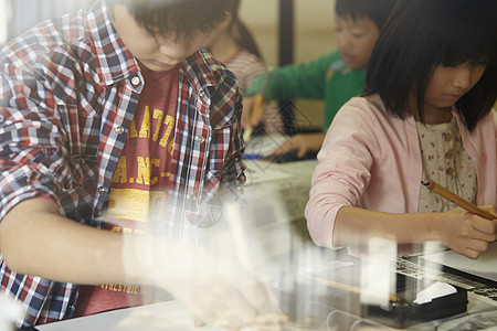 在书法教室老师指导学生们练习书法图片