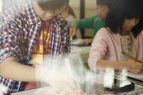 在书法教室老师指导学生们练习书法图片