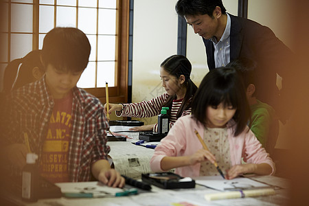 在书法教室老师指导学生们练习书法图片