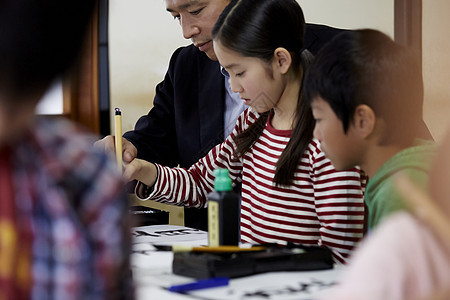 在书法教室老师指导学生们练习书法图片