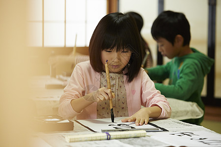 在书法教室学生们练习书法图片