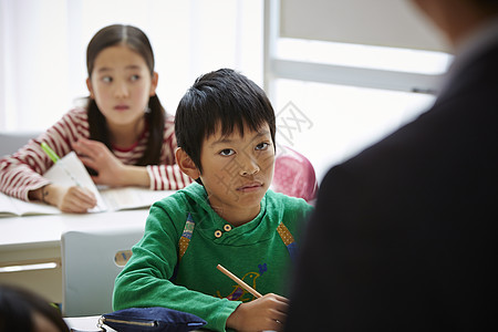 在书法教室老师指导学生们练习书法图片