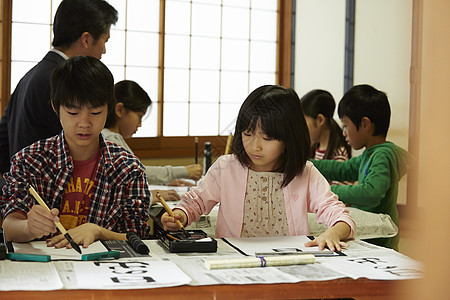 在书法教室老师指导学生们练习书法图片