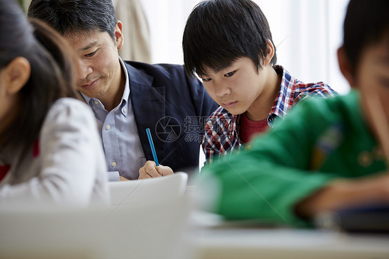 在书法教室老师指导学生们练习书法图片